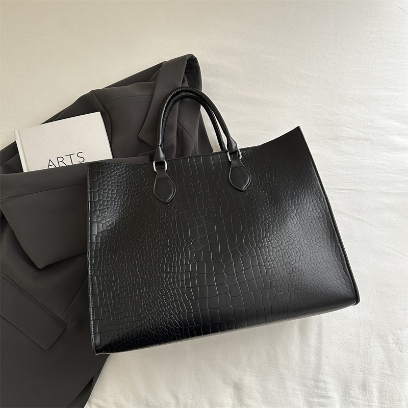 2025 Spring/summer Fashionable Solid Color Western Style Large Capacity Leisure Commuter Luxury Bag New Trendy New Free Delivery Designer Simple Handh