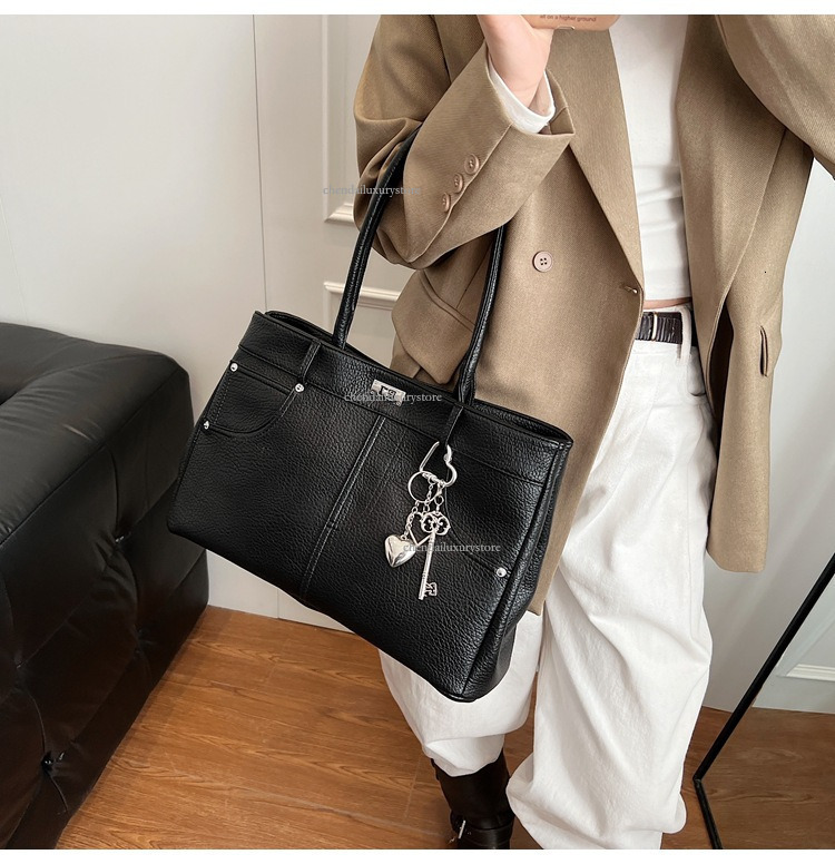 2025 Free Shipping Designer Women's Bag High Quality Fashion Leisure Niche Pocket Handbag Work Commuter Single Shoulder Crossbody Bag Large Shopp