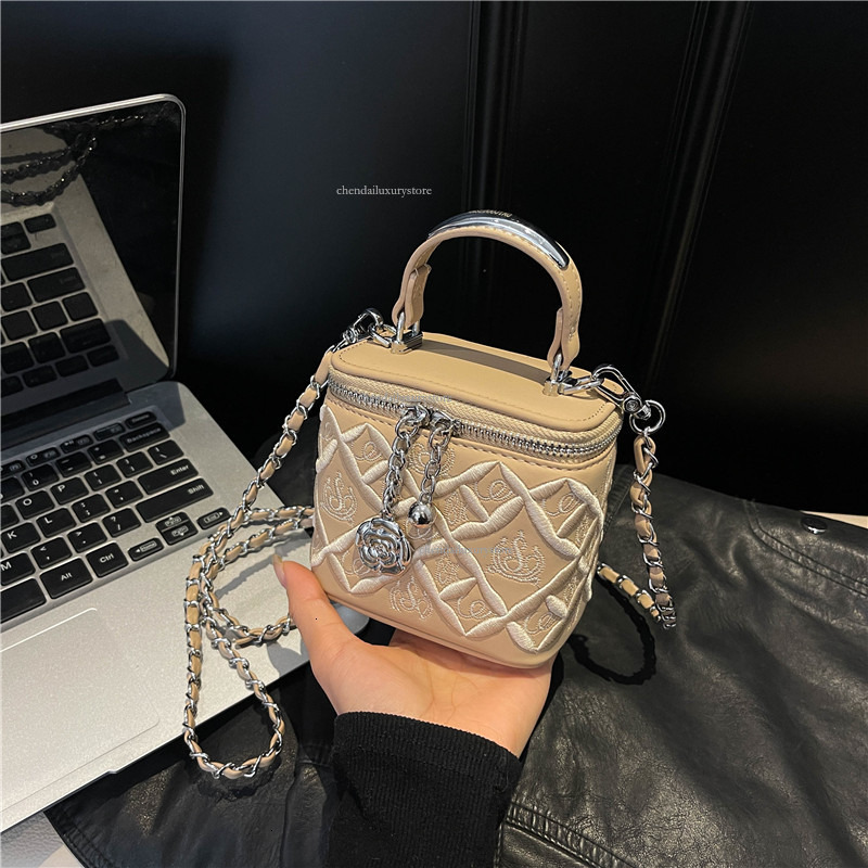 Fashion Women's Shoulder Bag Free Shipping Designer Bag Lingge Chain Suitcase Square Bag Embroidered Shoulder Bag New Phone Lipstick Storage Make