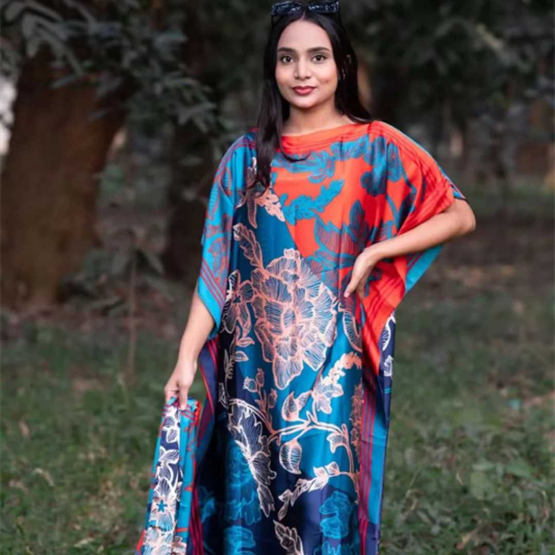Malaysia offers a variety of fashionable loose fitting robes for Muslim women as well as Pakistani Arabian dresses X250514