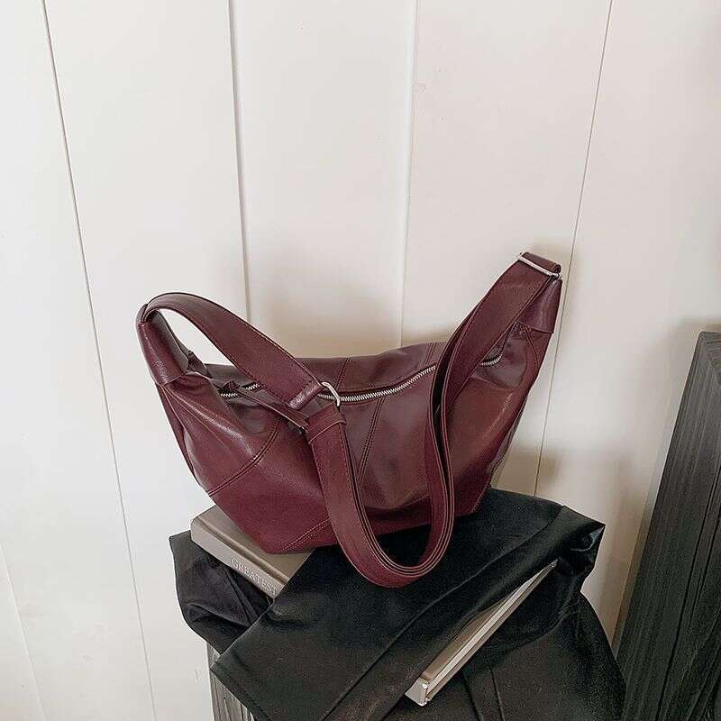 2025 New Large Capacity Dumpling Casual Single Shoulder Commuter Crossbody Bull Horn Fashion Bag