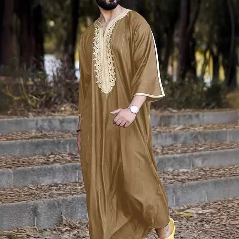 2025 Jubba Thobe Middle Eastern Long Gown Loose V-neck Short-sleeved Embroidered Men Robe Fashion Causal Muslim Mens Clothing X250514