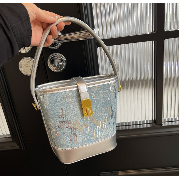Small niche design for women in spring and summer 2025, new Instagram versatile crossbody bag, high-end women's hand-held bucket bag