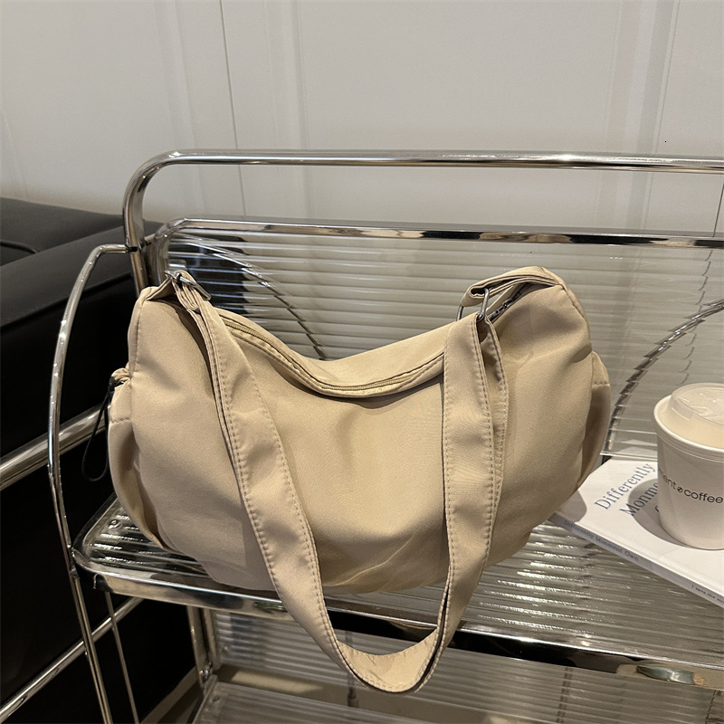 2025 New Free Delivery Designer Bag Nylon Cloth Women's Super Luxury Bag Soft Fabric New Versatile Shoulder Dumpling Large Capacity Simple Crossb