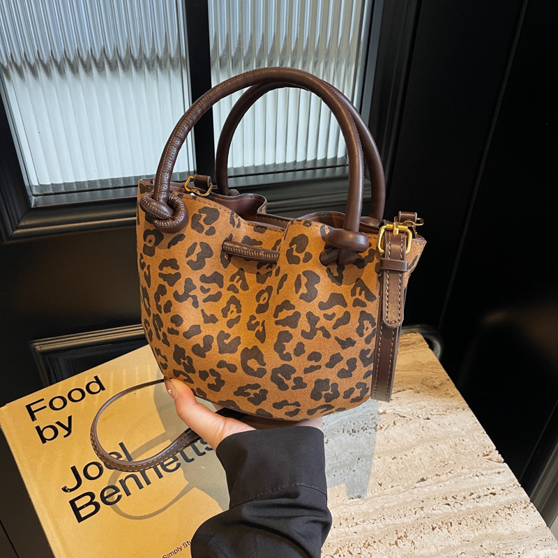 Advanced suede handbag, vegetable basket, water bucket new niche mother and child bag, western-style single shoulder crossbody pleated bag