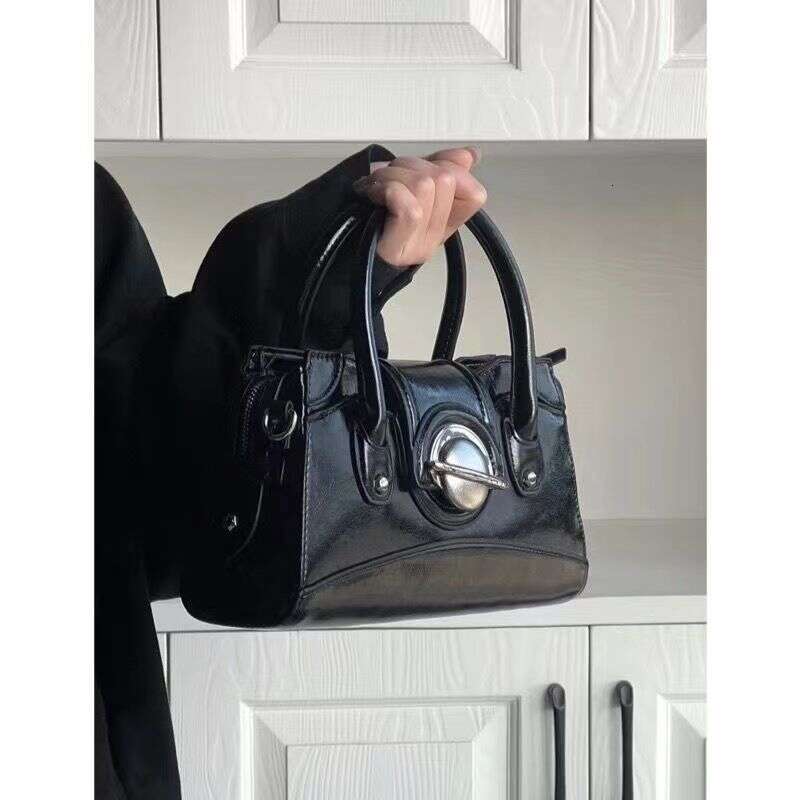version of niche design spicy girl armpit bag women's 2025 new sweet and cool versatile three-dimensional hand-held shoulder