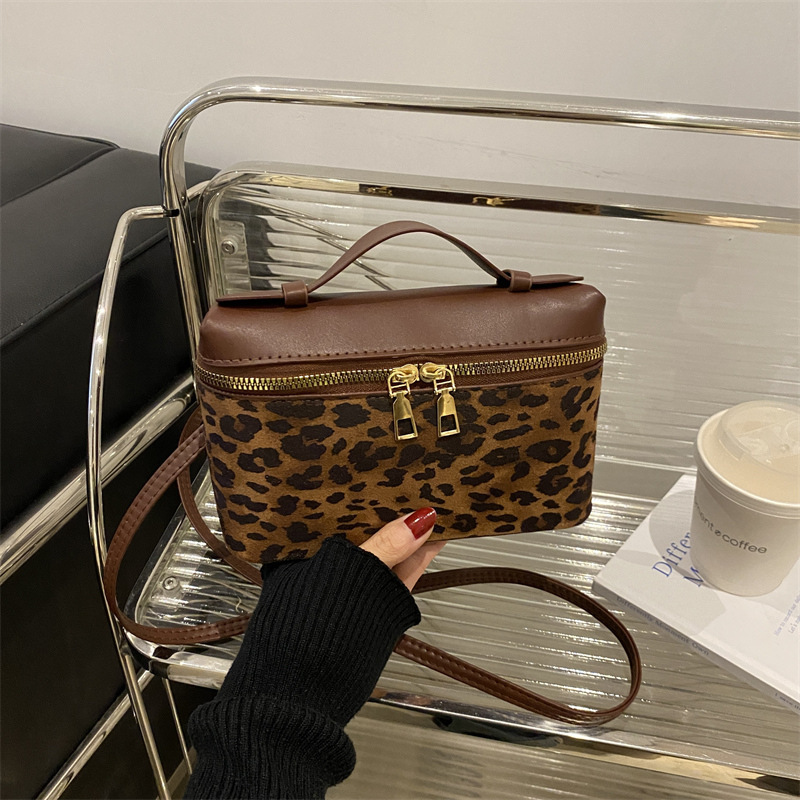 New Niche Design Fashion Leopard Print 2025 Spring/summer Portable Makeup Bag Luxury Bag Handheld Fragrance New Free Delivery Designer Bag Trend Cross