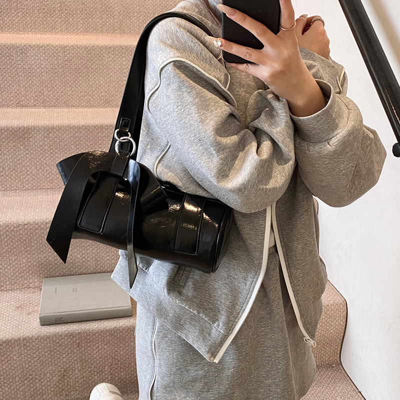 Niche bow hand-held small for women 2025 new trendy and fashionable texture armpit bag, summer minimalist baguette bag