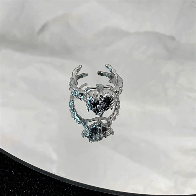 Thorn black heart ring, couple's niche design, high-end fashion, new trend, personality, female