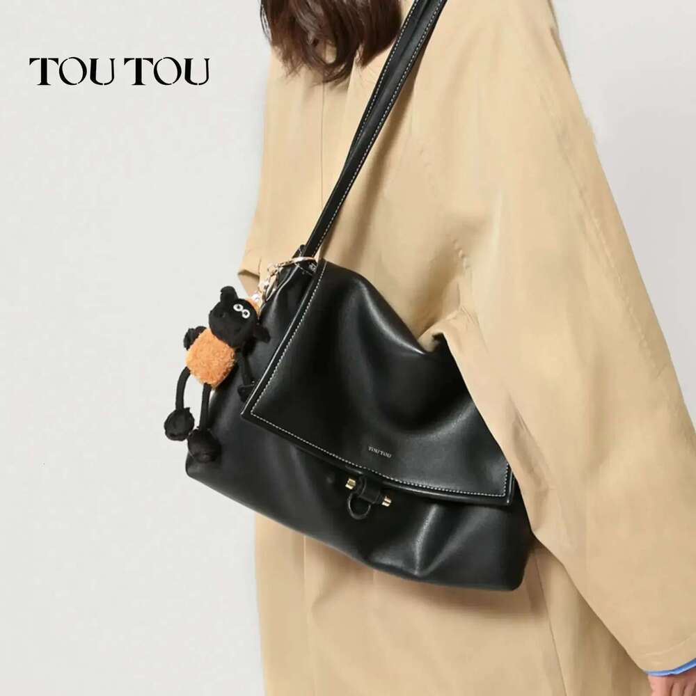 Designer Bag 2025 Women Shoulder Leather Texture Makeup Cosmetic Senior Sense Messenger Bag With Cute Pendent Daily Christmas Gift Luxury Bag