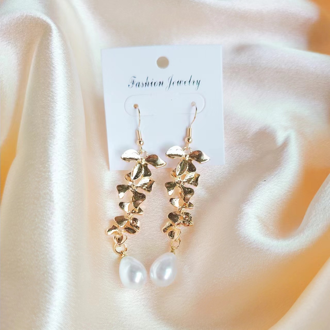 Fashionable and minimalist Bohemian petal pearl for women, Baroque jewelry, flower earrings