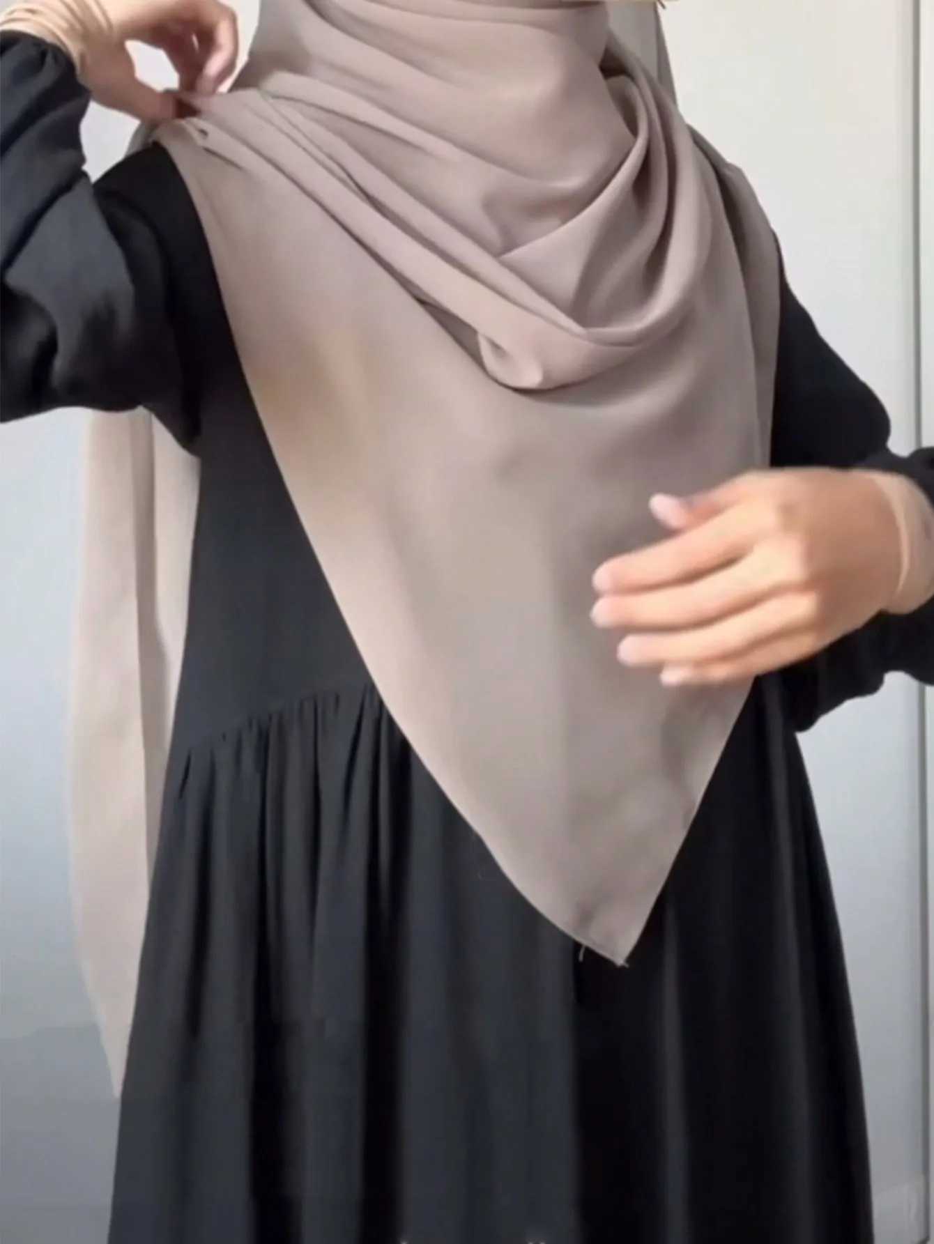 Simple and elegant black Abaya robe for fashionable Muslim womens wear X250514