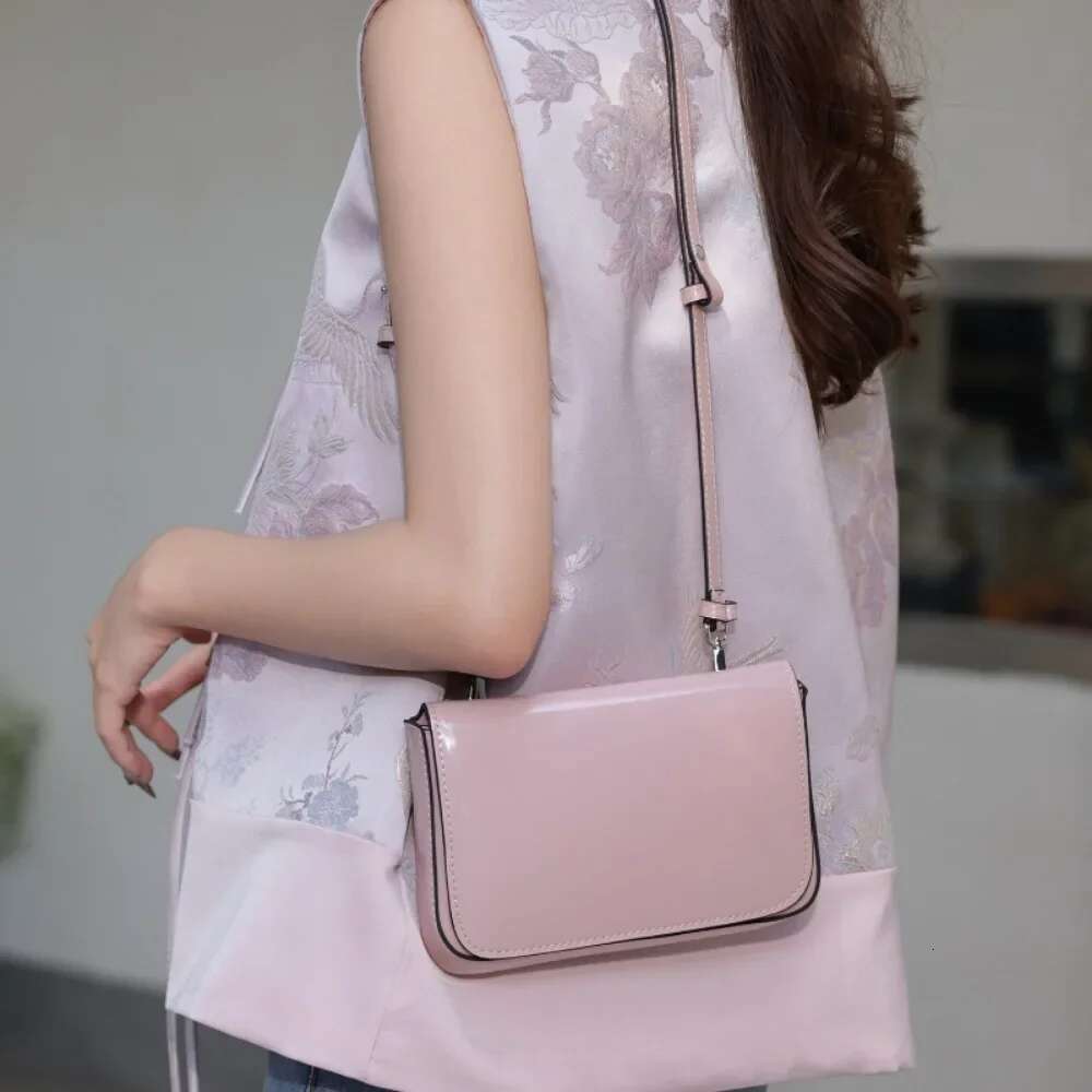 Designer Bag 2025 Trend Exquisite Compact Shop All-Match Single-Shoulder Bag Korea Solid Women Cute Magnetic Minority Tofu Bags Simple Crossbody Luxur