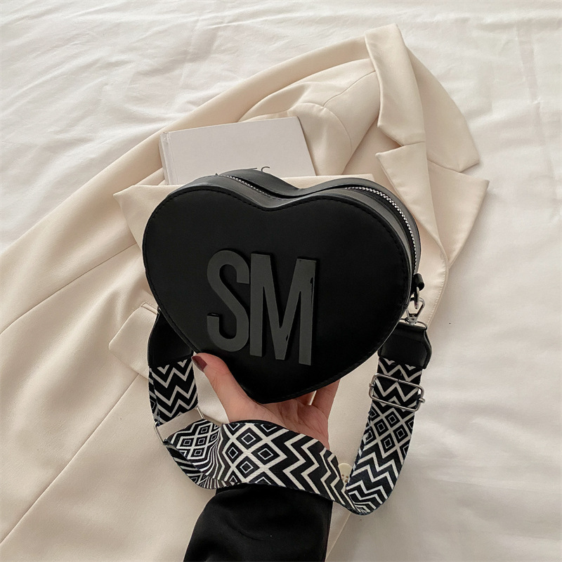 Internet Celebrity Trendy New Sweet And Cute Love New Free Delivery Luxury Bag Designer Bag Makeup Highend Sense Shoulder Bag Crossbody For Girls Goin