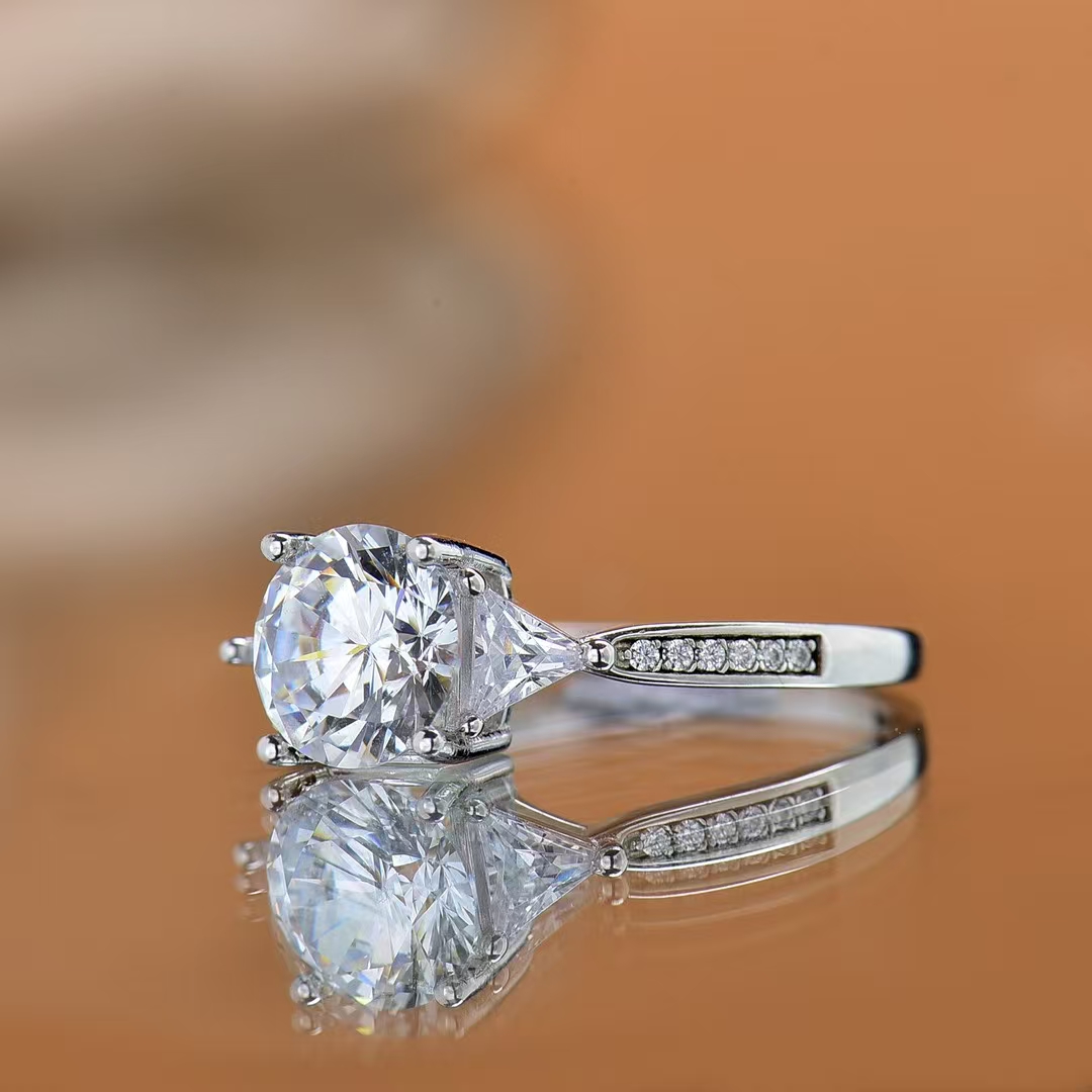 100% 925 Sterling Silver Ring Stylish and Luxurious with a Sense of Design 2-Carat Triangle Maze Ring for Valentine's Day Gift