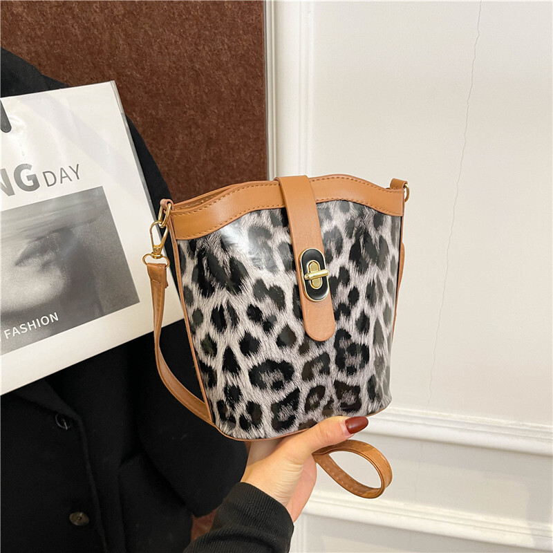 Free Delivery Designer Bag Internet Celebrity Leopard Print Shoulder Crossbody 2025 Winter New Versatile Ins Temperament Simple Women's Bucket Tr