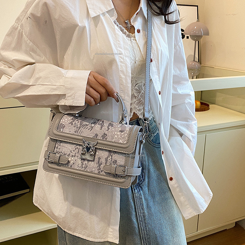 Women's Handbag Free Shipping Designer Bags New Retro Embroidery Small Square Bag Advanced Internet Trend One Shoulder Messenger Bag Fashion Shop