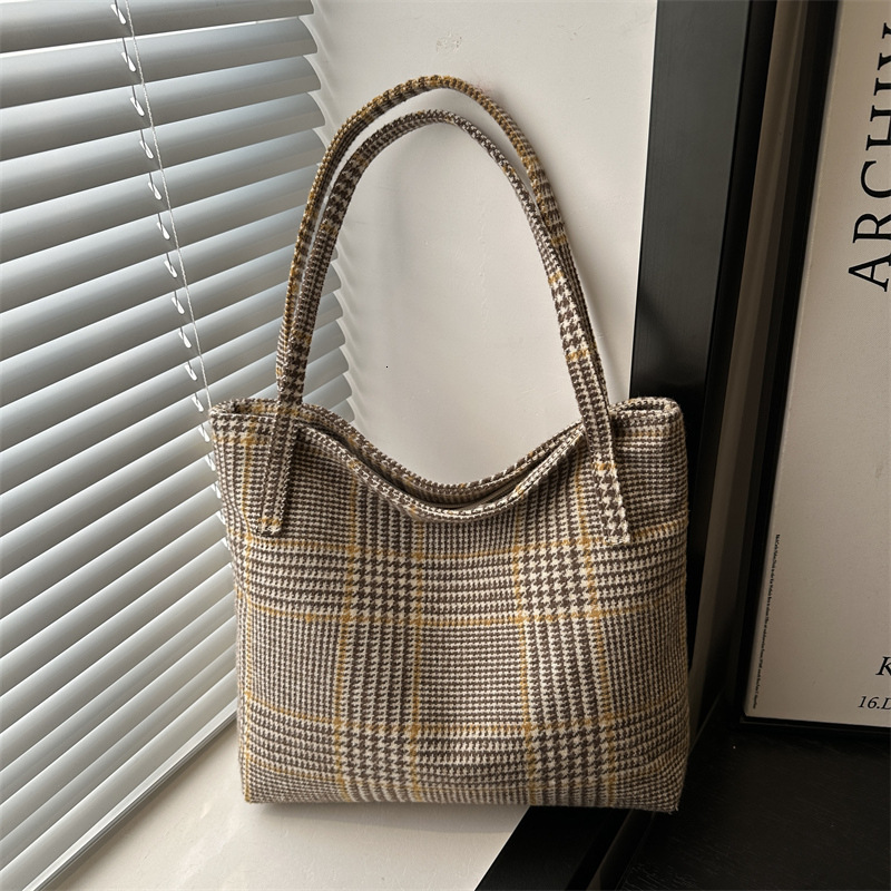 Black And White Striped Large Capacity Portable New Free Delivery Designer Bag Tote Versatile Bag Women's Spring New 2025 Luxury Bag Shoulder Bag