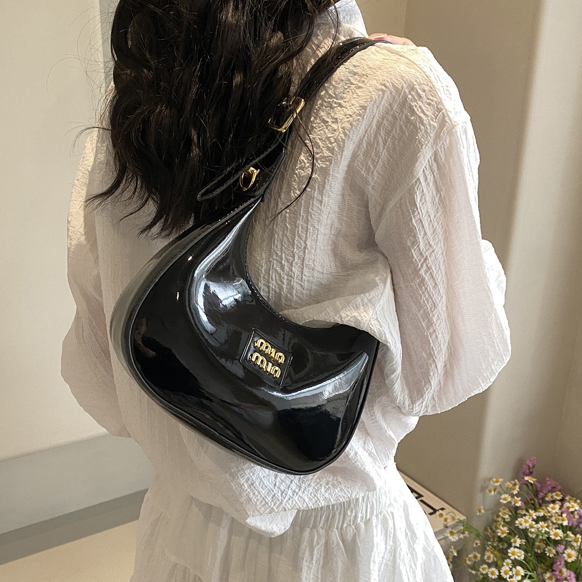 Free shipping, designer ladies' French high-end style patent leather underarm bag, women's 2025 versatile and niche crossbody bag