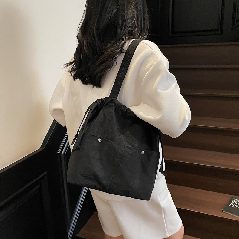 Large capacity lightweight waterproof nylon cloth women 2025 new student class single shoulder tote bag for leisure commuting