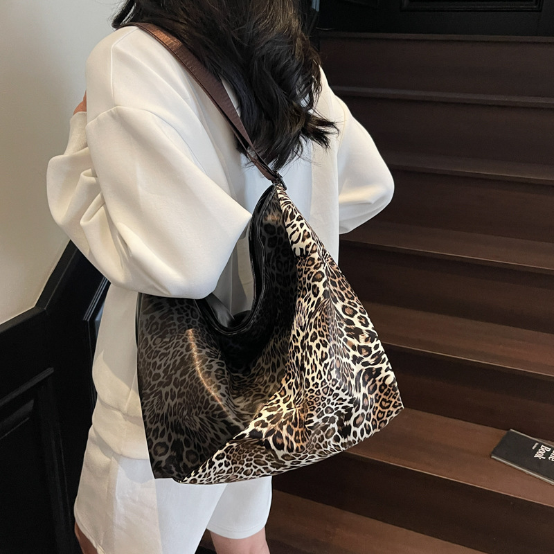 2025 new leopard print shoulder bag, American niche, large capacity, lazy, fashionable, versatile, vegetable basket handbag