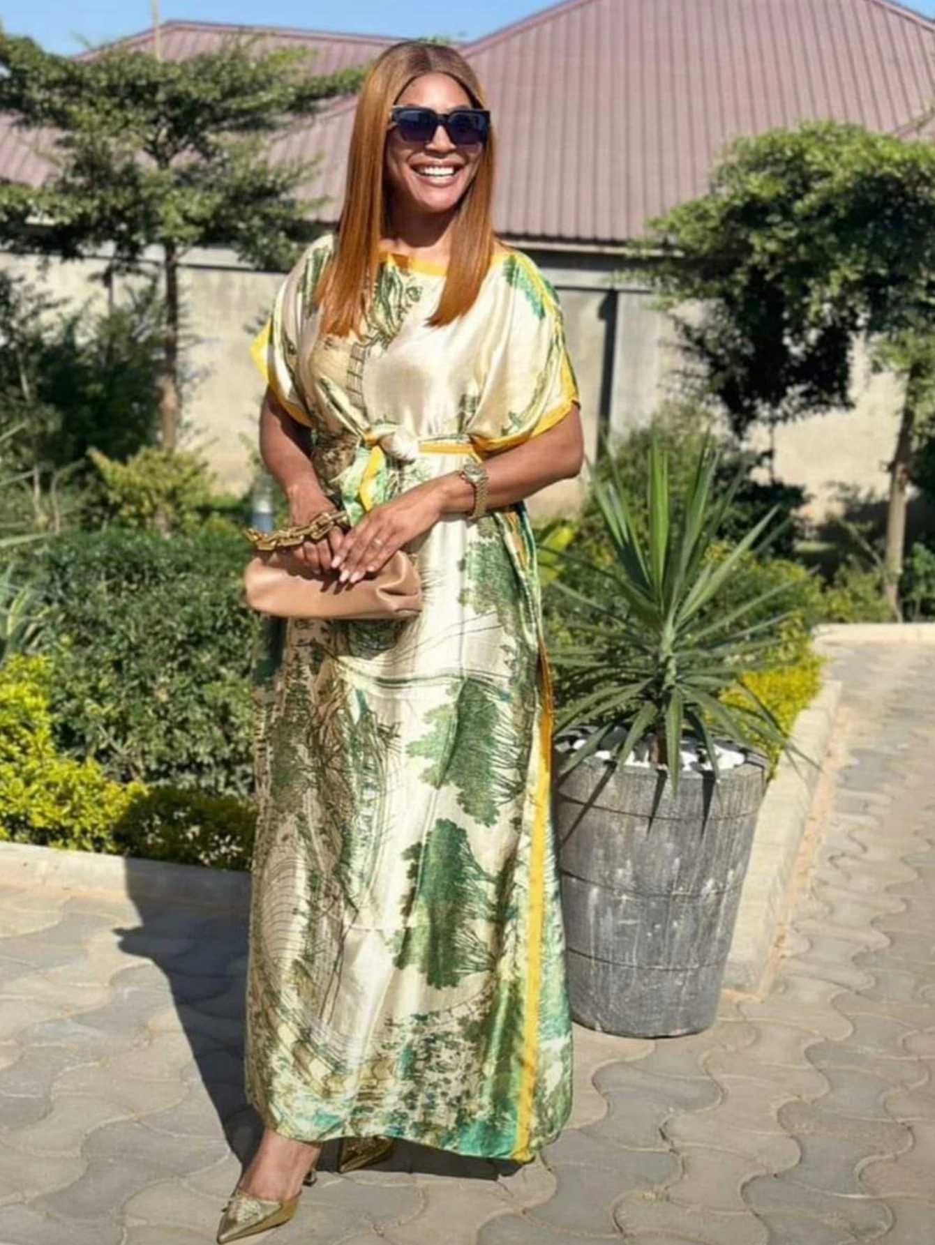 Malaysia offers a variety of fashionable loose fitting robes for Muslim women as well as Pakistani Arabian dresses X250514