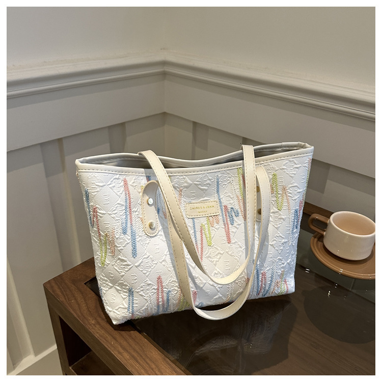 2025 New Free Delivery Designer's Bag Student Class Female Single Shoulder Underarm Striped Large Capacity Commuter Leisure Tote Bag