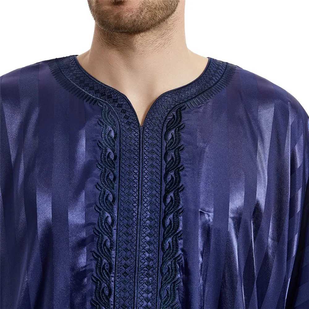 Saudi Arabic Stripes Robe Men Muslim Jubba Thobe Djellaba Islamic Clothing Eid Ramadan Thoub Abaya Kaftan Embroidery Abayas Gown X250514