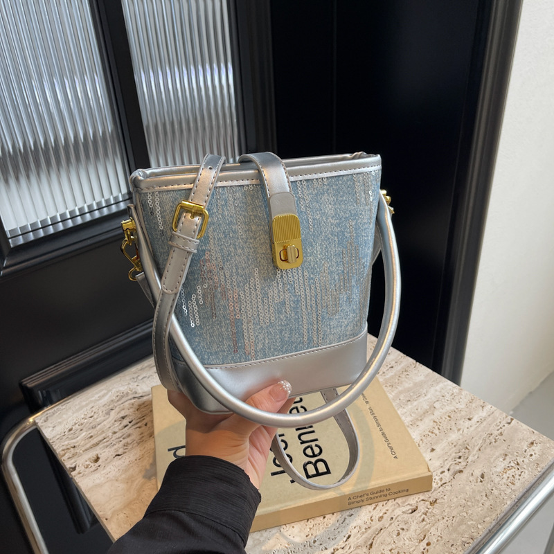 Small niche design for women in spring and summer 2025, new Instagram versatile crossbody bag, high-end women's hand-held bucket bag