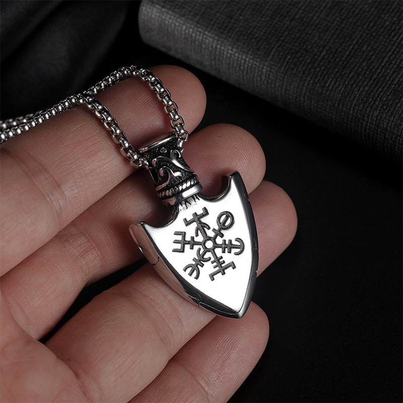 Light luxury personalized necklace, high-quality lifestyle retro hip-hop unisex heart-shaped pendant