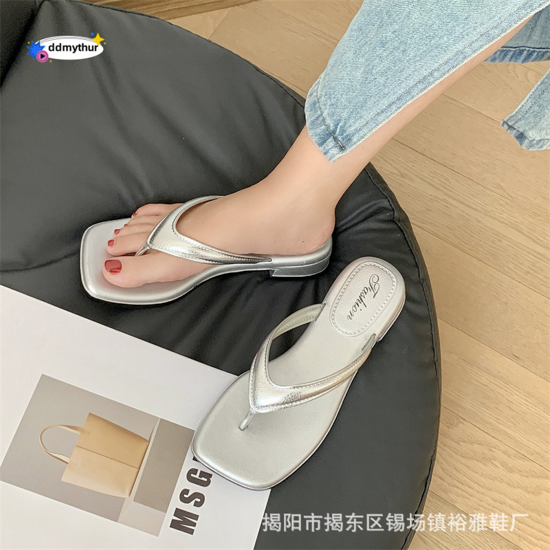 Net infrared slippers for women in summer, fashionable versatile, flat bottomed, toe clamped, low heel beach sandals, ins, simple and trendy ddmythur
