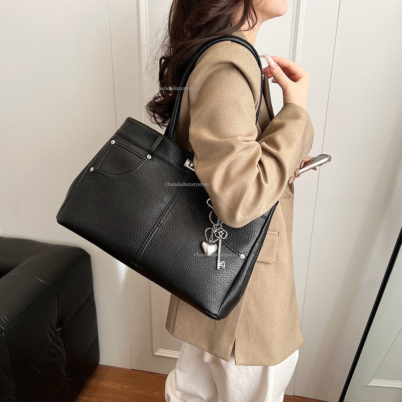 2025 Free Shipping Designer Women's Bag High Quality Fashion Leisure Niche Pocket Handbag Work Commuter Single Shoulder Crossbody Bag Large Shopp