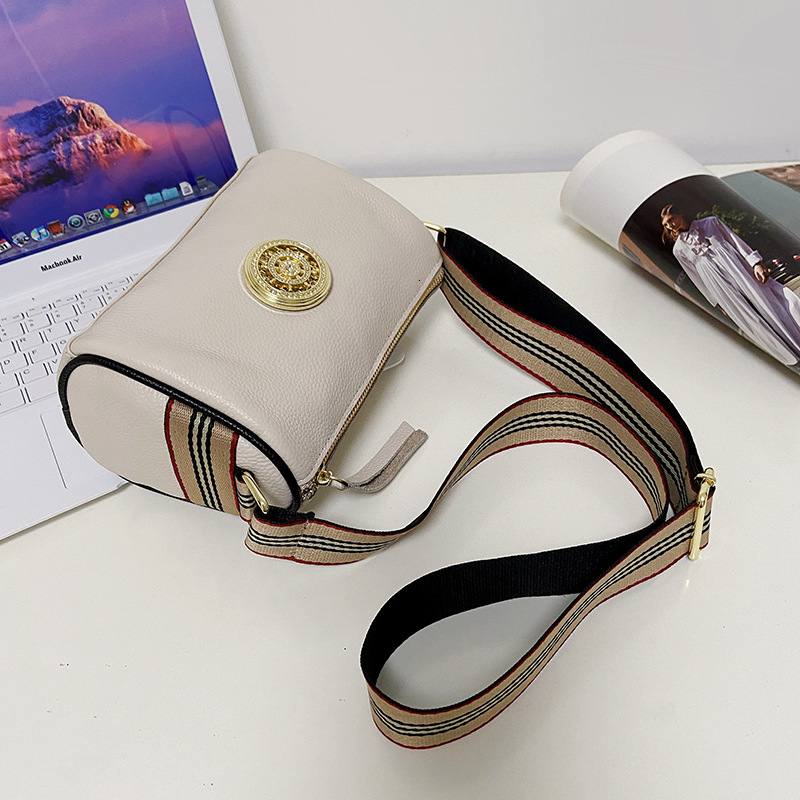 Top Quality New Free Designer Bag Made Of Genuine Leather For Women 2025 New Rotating Top Layer Cowhide Crossbody Bag Wide Shoulder Strap Pillow Bag