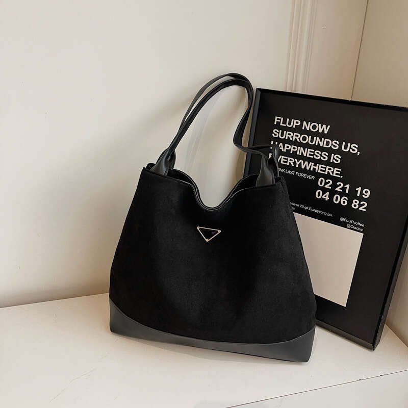 New retro shoulder women's Korean version, tote large capacity bag, veet leather handbag, color blocked, 2025 new style, unique and elegant tempe