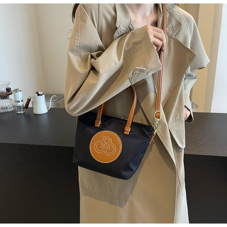 Handheld contrasting crossbody bag for women in the summer of 2025, new Korean Instagram trendy Oxford cloth shoulder bag, niche fashion