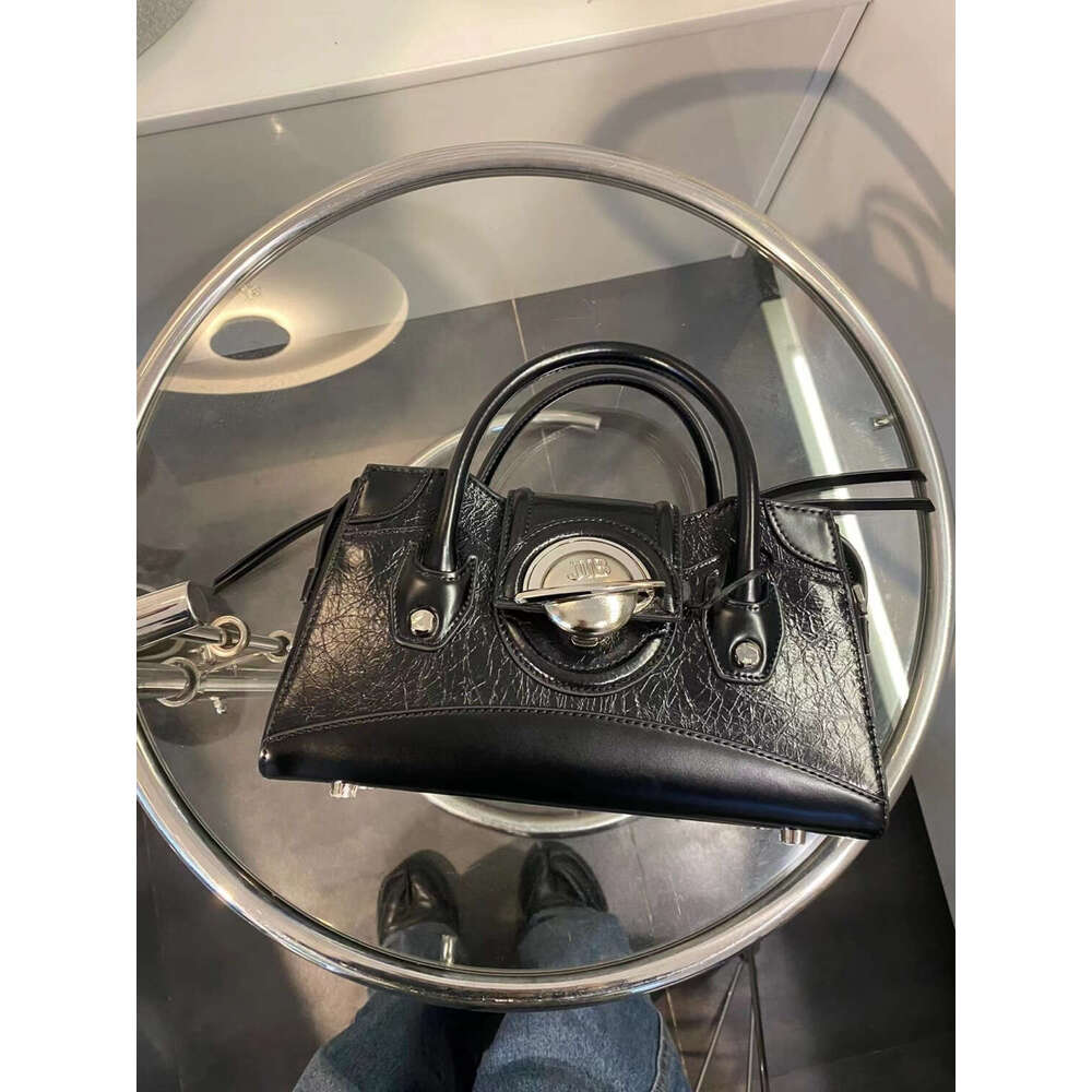 version of niche design spicy girl armpit bag women's 2025 new sweet and cool versatile three-dimensional hand-held shoulder