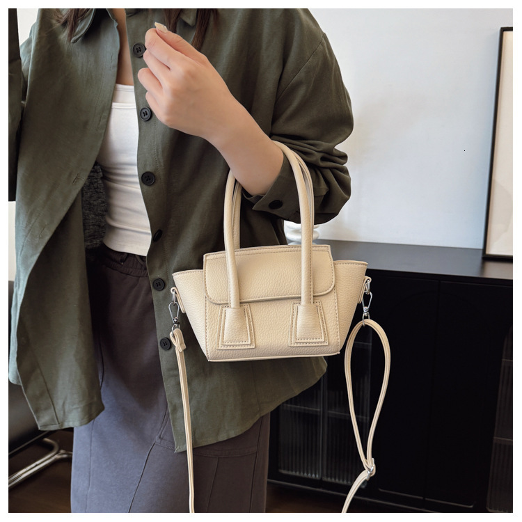 Korean version of niche design, simple and versatile single shoulder handbag, women's 2025 summer new fashionable commuting crossbody bag