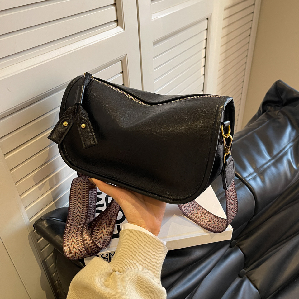 Hot selling new large capacity women's European trendy outfits, niche soft leather shoulder crossbody bags, underarm bags