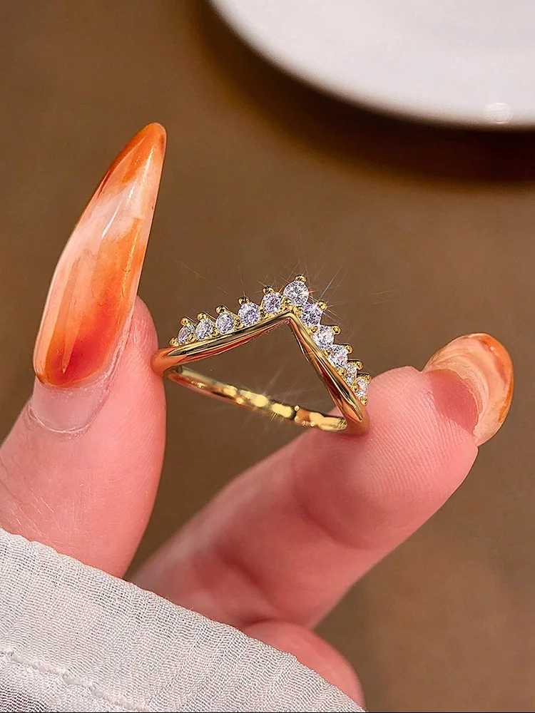 925 Sterling Silver Simple Classic Gorgeous V-shed Crown Ring For Women Engagement Wedding Luxury High Quality Fine JewelryXJ250514