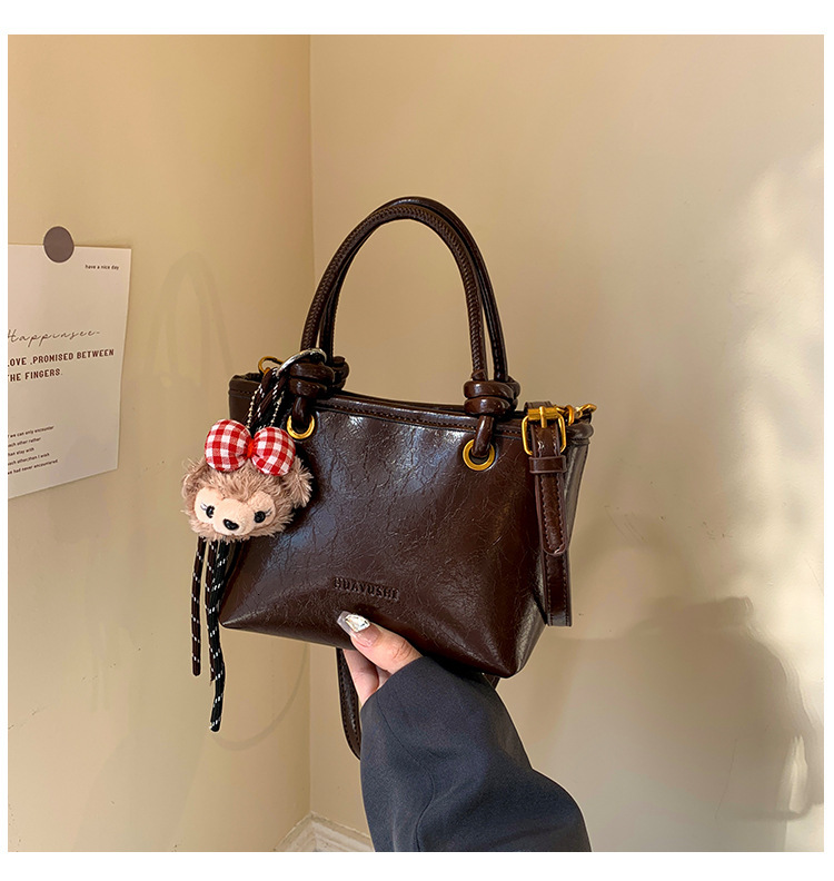 2025 new oil wax leather shoulder fashionable commuting small square bag designer niche Western style crossbody bag retro high-end feel handbag casual