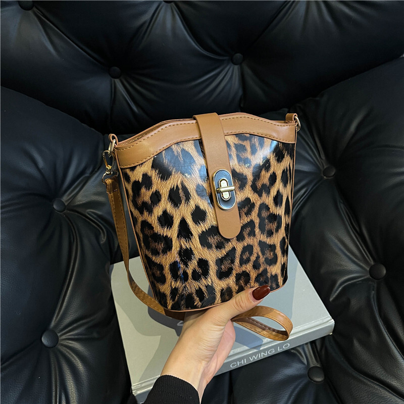 Free Delivery Designer Bag Internet Celebrity Leopard Print Shoulder Crossbody 2025 Winter New Versatile Ins Temperament Simple Women's Bucket Tr