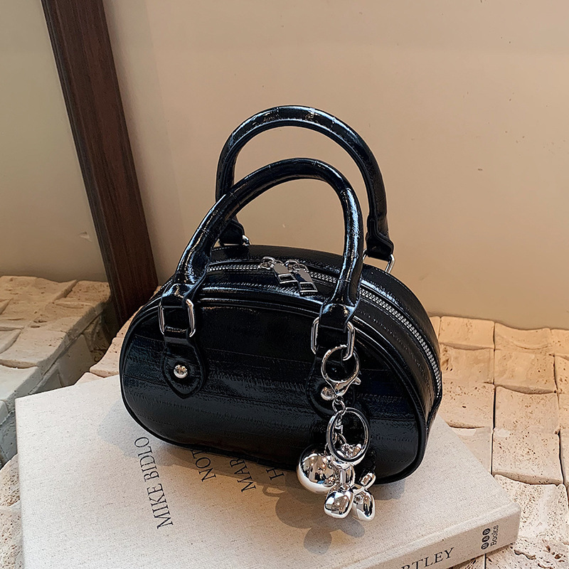 New designer bag, high-end silver small lady 2025 new popular multifunctional crossbody bag, fashionable and super hot handheld bowling bag