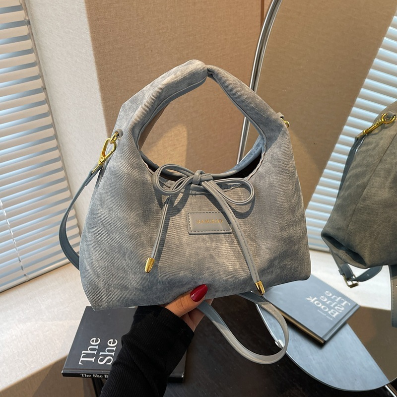 Large capacity women's summer versatile 2025 new niche design, simple crossbody bag, hand-held commuting dumpling bag