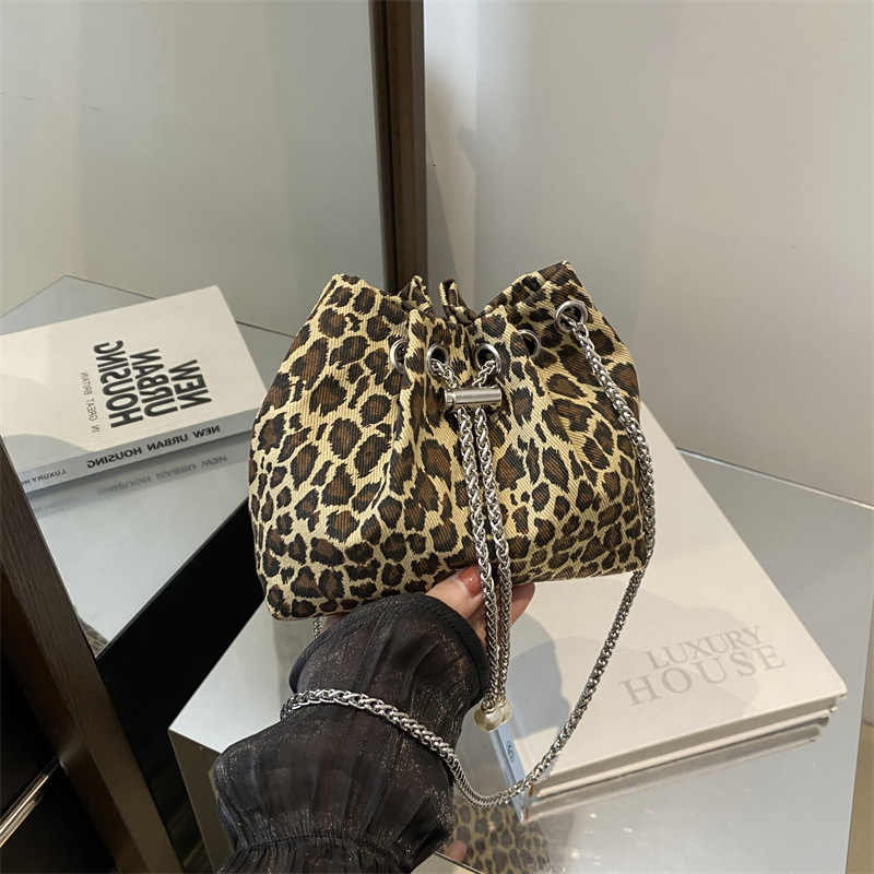 New Free Delivery Designer Luxury Bag Bag High End Niche Handbag Spring/summer 2025 New Fashion Chain Crossbody For Women Handheld Pleated Bucket Bag