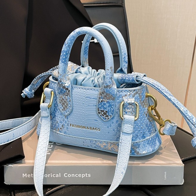 Designer Pack Premium Delicate Room Golden Snake Pattern Portable Small Square For Women New Fashion Versatile Lipstick Powder Shoulder Bag Free Shipp