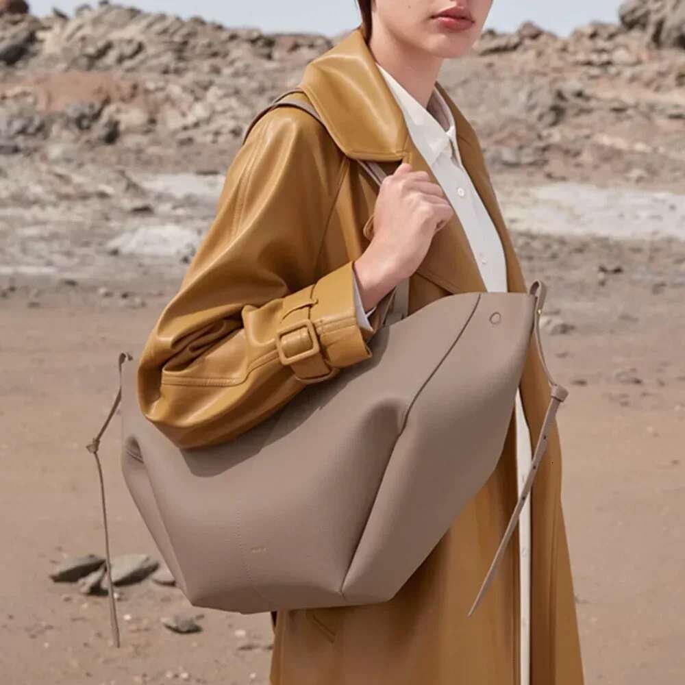 New Handheld Large Capacity Bucket Bag with Leather Wings and Lychee Pattern