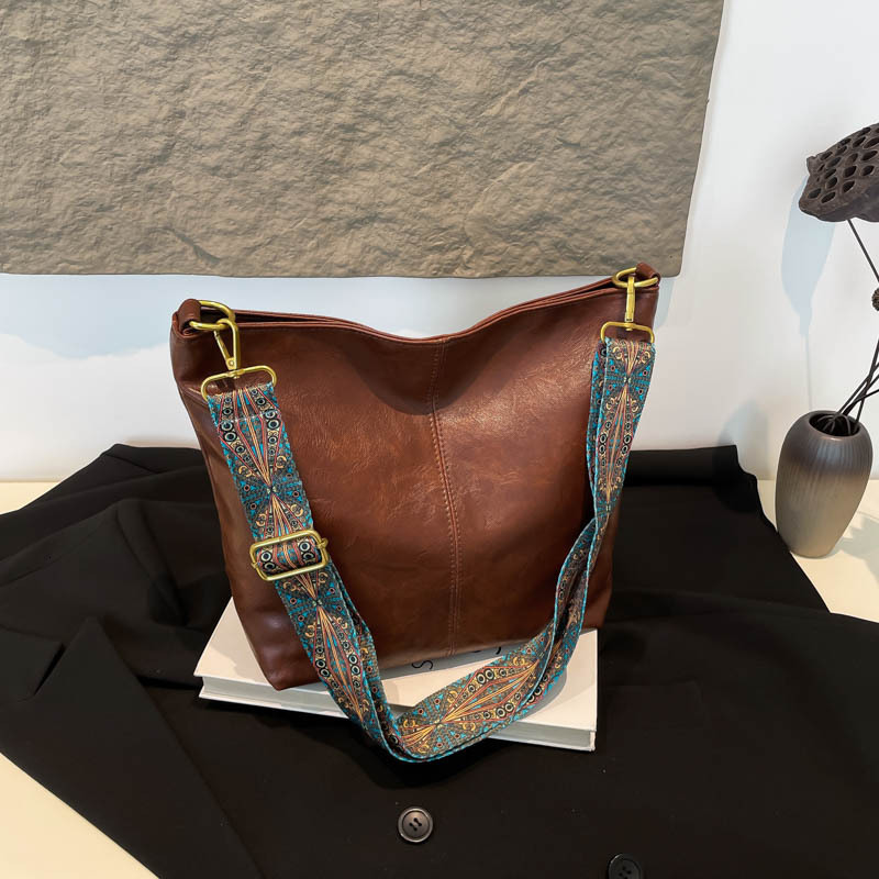 Free Delivery Designer Bag Fashionable Simple Casual Commuting Large Capacity Trend 2025 Winter New Woven Belt Single Shoulder Bucket Women's Lux