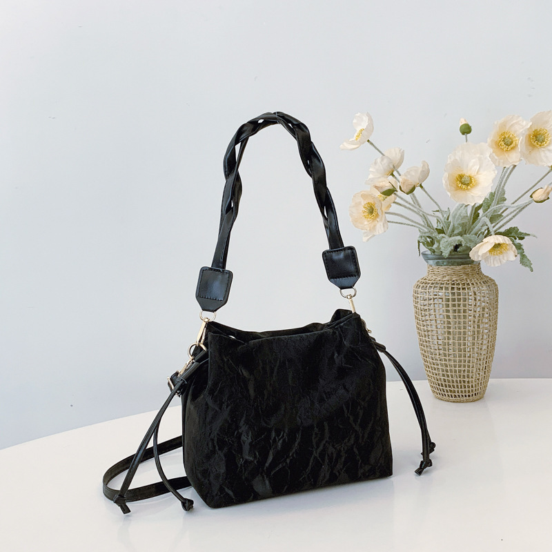 Korean Version Girl Drawstring With Pleats Large Capacity Casual Artistic And Simple Luxury Bag Free Delivery Designer Bag 2025 Handbag Water Bucket S