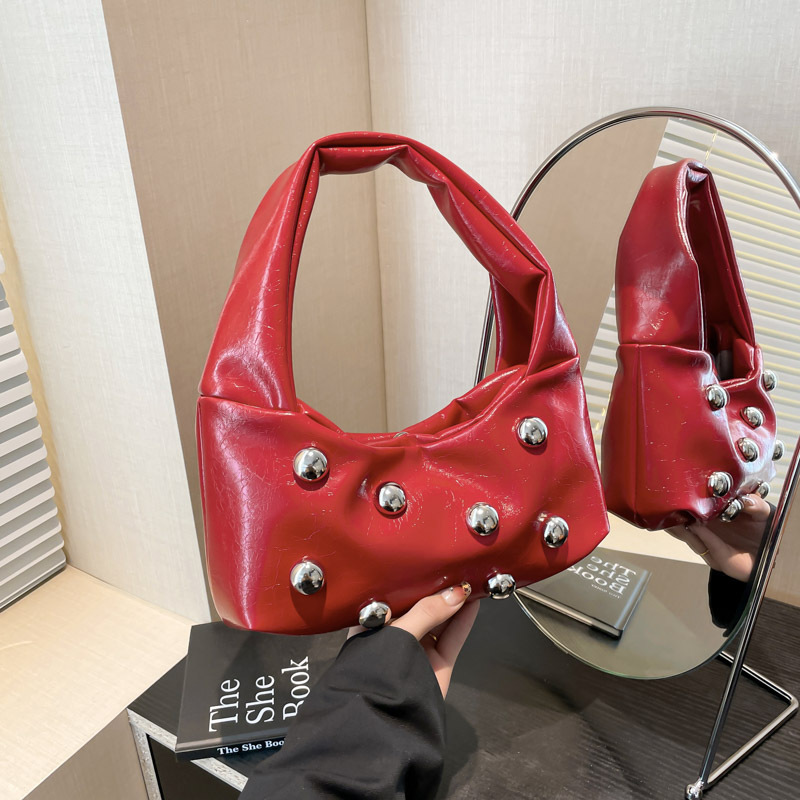 2025 New Luxury Bag Women's Korean Version Rivet Personality Fashion Niche Shoulder Internet Famous New Free Delivery Designer Bag Crossbody Armp