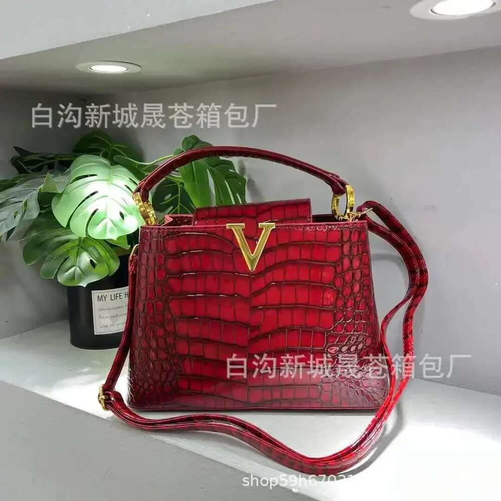 IMJK 26*18*10Cm Design V-Shaped Stone Patterned Women's Handbag High-End Fashionable Single Shoulder Retro Crossbody Bag